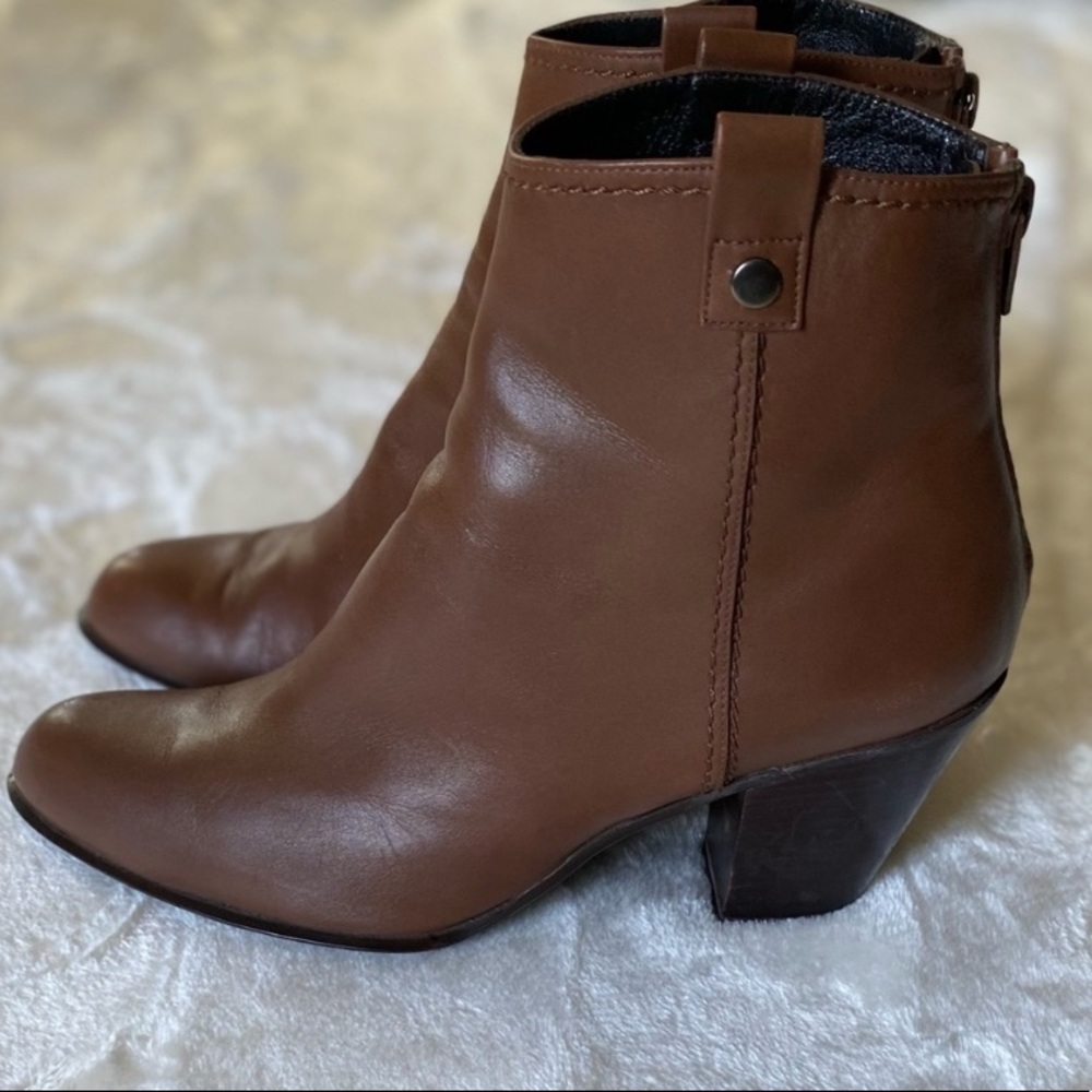 EUC Stuart Weitzman HIPGALChocolate
calf leather Stacked heel Back zipper